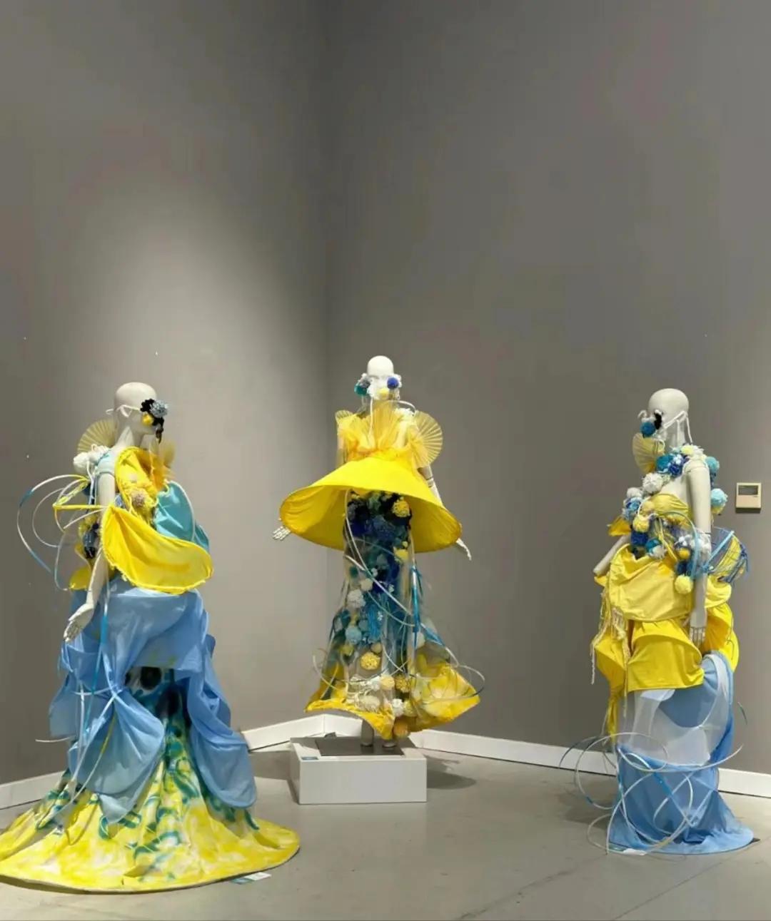 智慧空間設(shè)計(jì)學(xué)院組織學(xué)生參觀山東工藝美術(shù)學(xué)院畢業(yè)設(shè)計(jì)展，探索工藝美術(shù)設(shè)計(jì)新思路